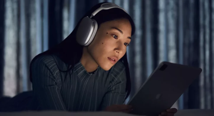 Apple, AirPods Max İsimli Kafa Üstü Kulaklığını Duyurdu